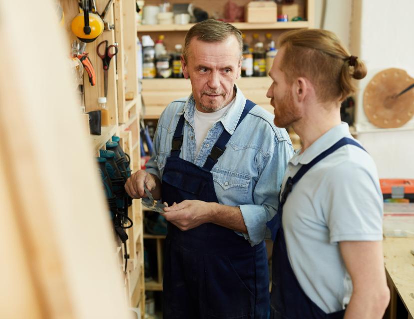 Deux personnes qui discutent dans un atelier