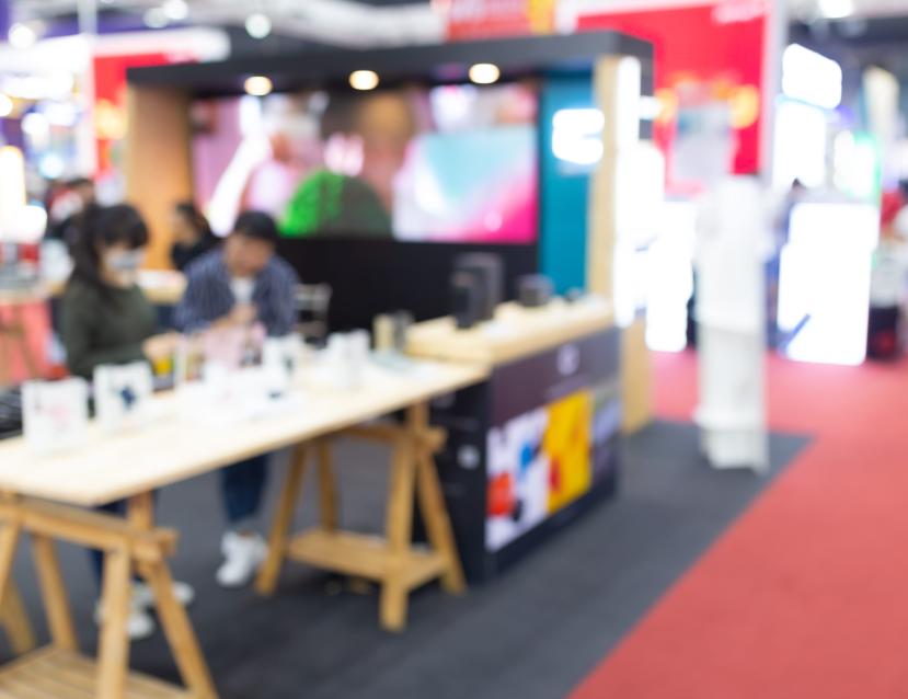 Photo d'un stand en salon flouté 