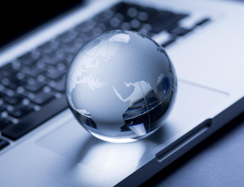 Mappemonde reposant sur un clavier d'ordinateur