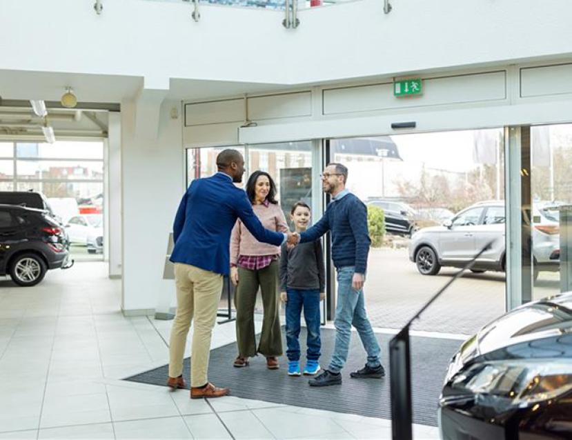 Photo d'un commercial accueillant des clients