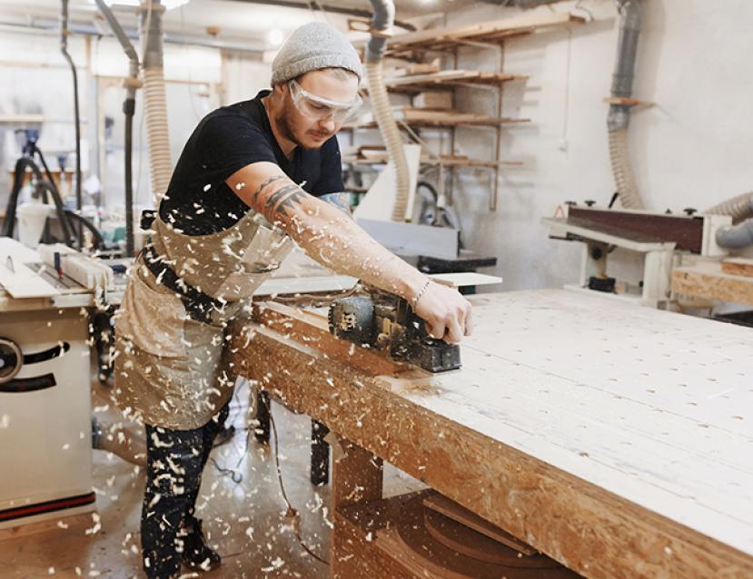 Photo d'un élève en atelier pratique du CAP Ebéniste