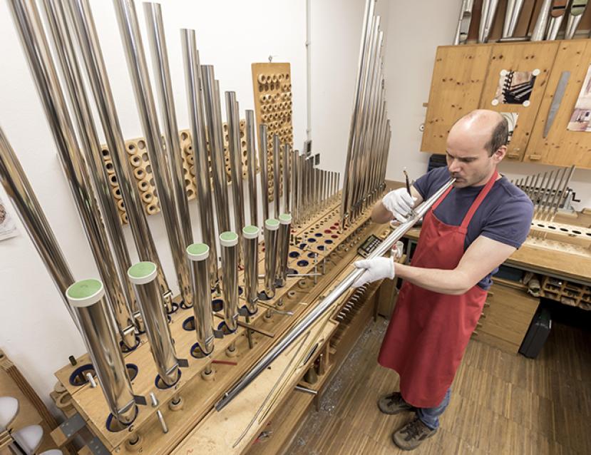 Photo d'un apprenti facteur d'orgues au travail