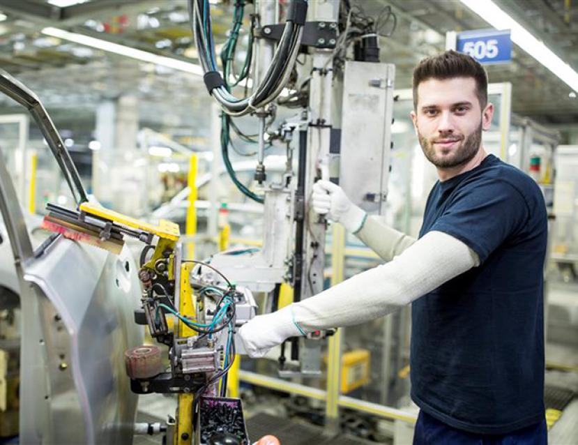 Photo d'un jeune an plein travail de construction de carrosserie sur machine