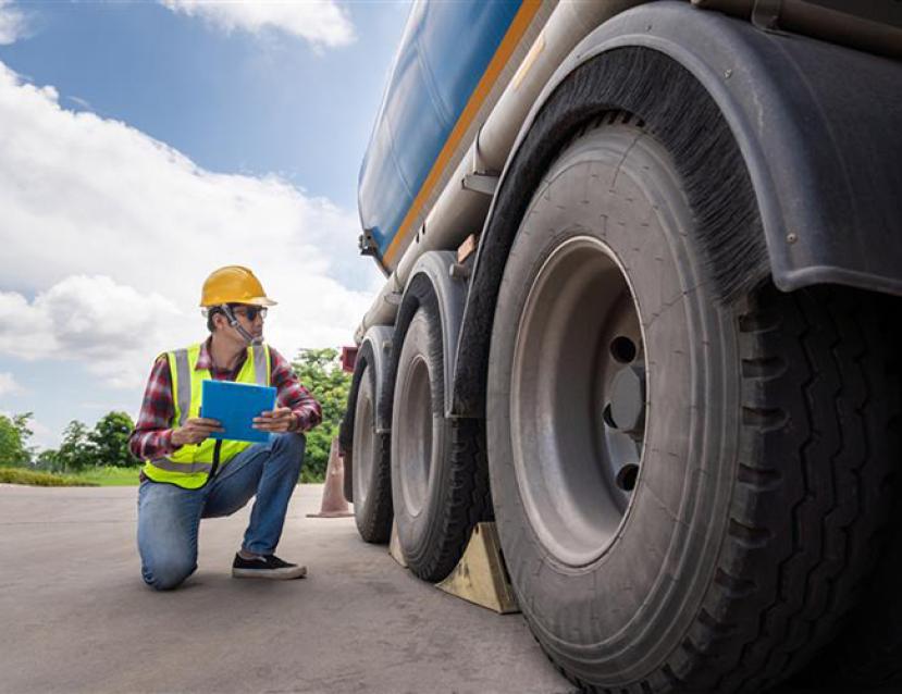 Photo d'un technicien de maintenance de véhicules routier au travail