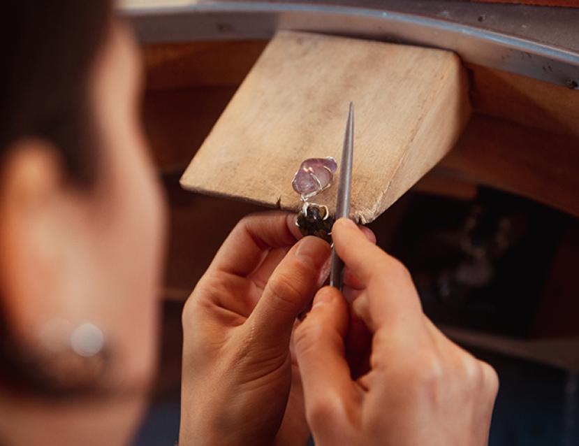 Travail de polissage sur pendentif
