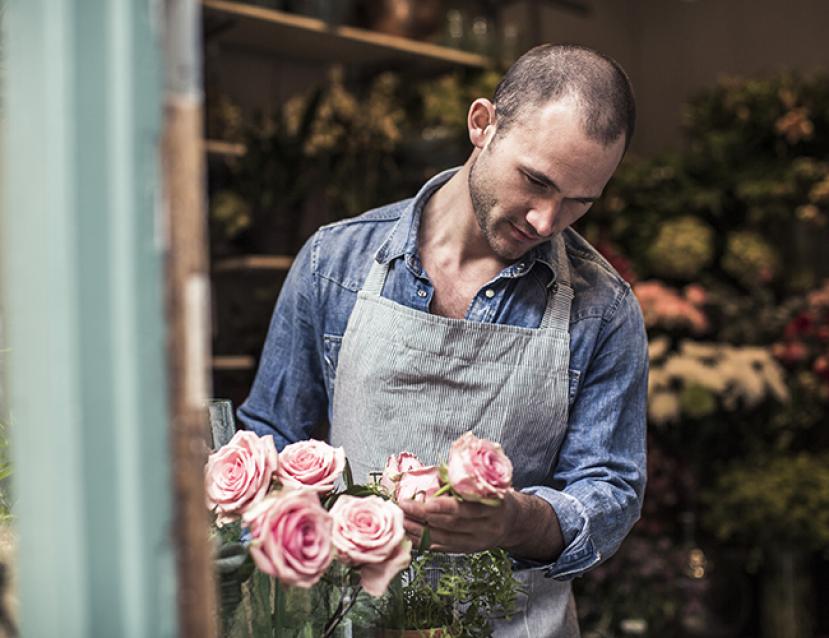 Photo d'un élève en CAP fleuriste sur son lieu d'apprentissage