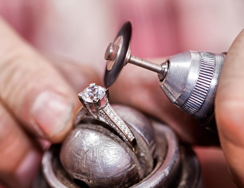 Photo montrant le travail de joaillerie