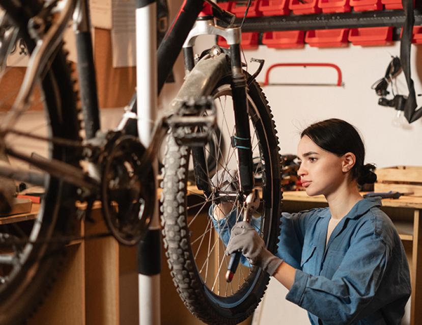 Photo d'une technicienne cycle au travail