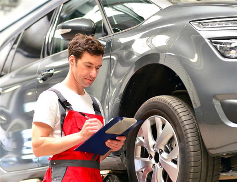 Photo d'un technicien après-vente automobile au travail