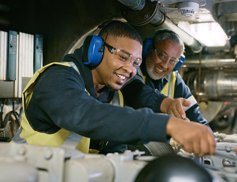 Photo d'un apprenti avec son maître d'apprentissage au travail