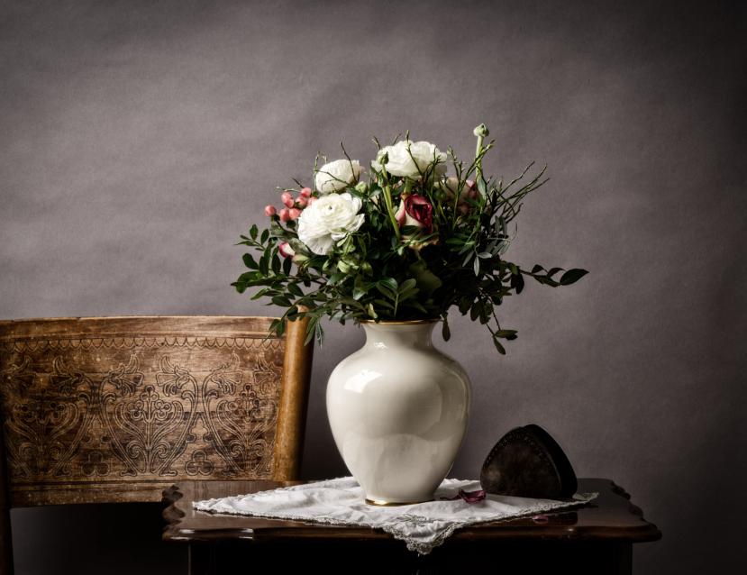 Vase avec des fleurs posé sur une table