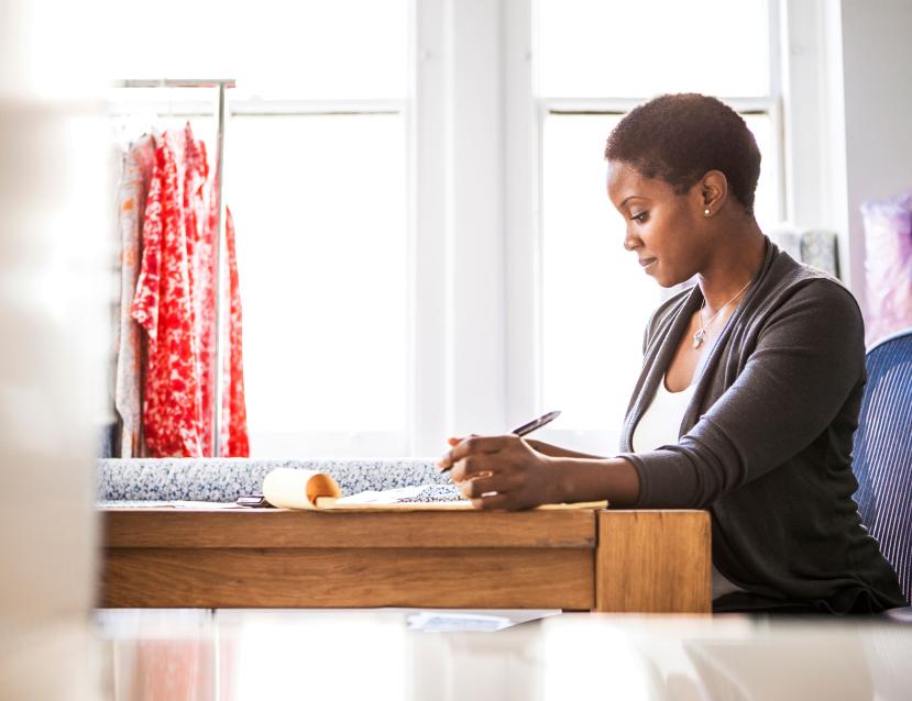 Femme en train de travailler sur son bureau