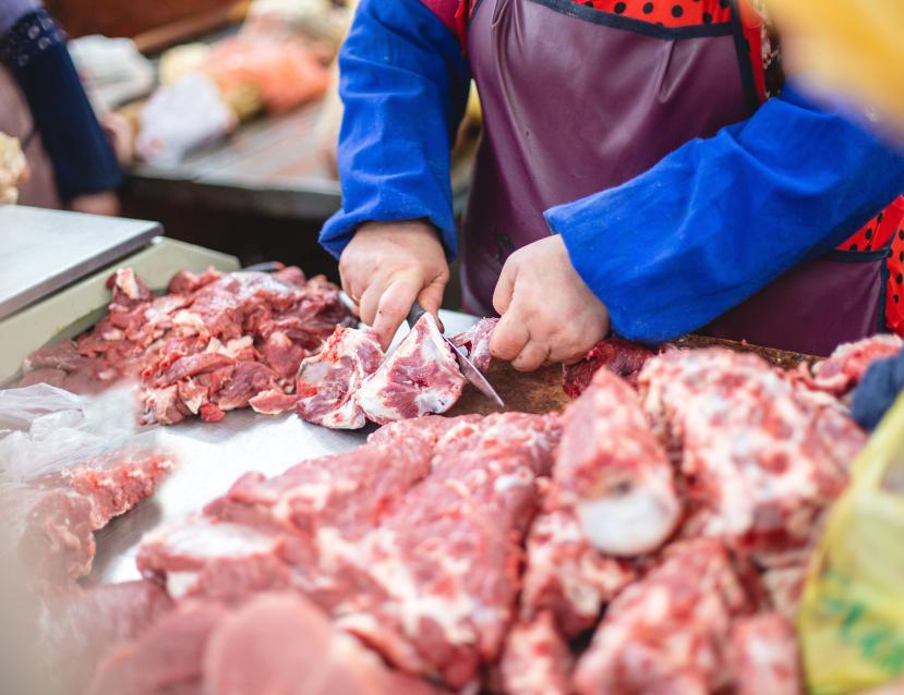 Boucher en train de découper un morceau de viande 
