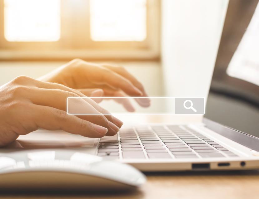 Personne qui tape sur un clavier de PC