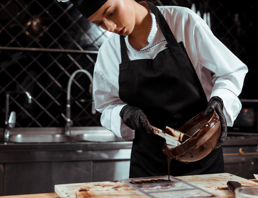 Jeune fille en train de verser du chocolat