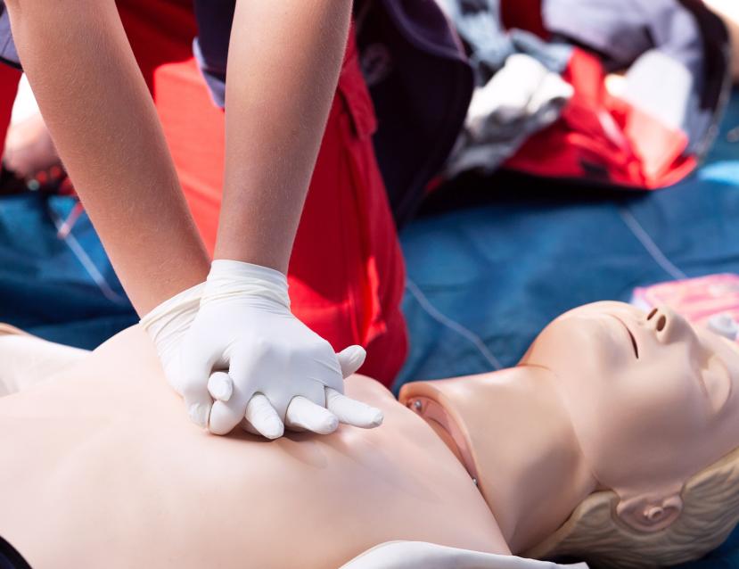 Personne faisant un massage cardiaque à un mannequin