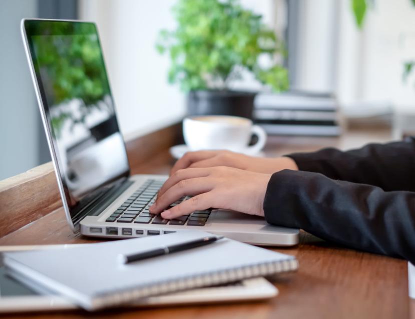Personne tapant sur le clavier d'un ordinateur portable 
