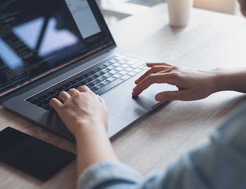 Personne tapant sur le clavier d'un ordinateur portable 