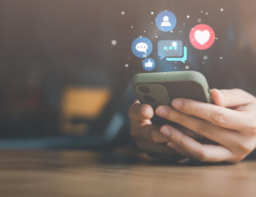 Personne qui utilise son smartphone, des dessins de notifications au dessus du téléphone