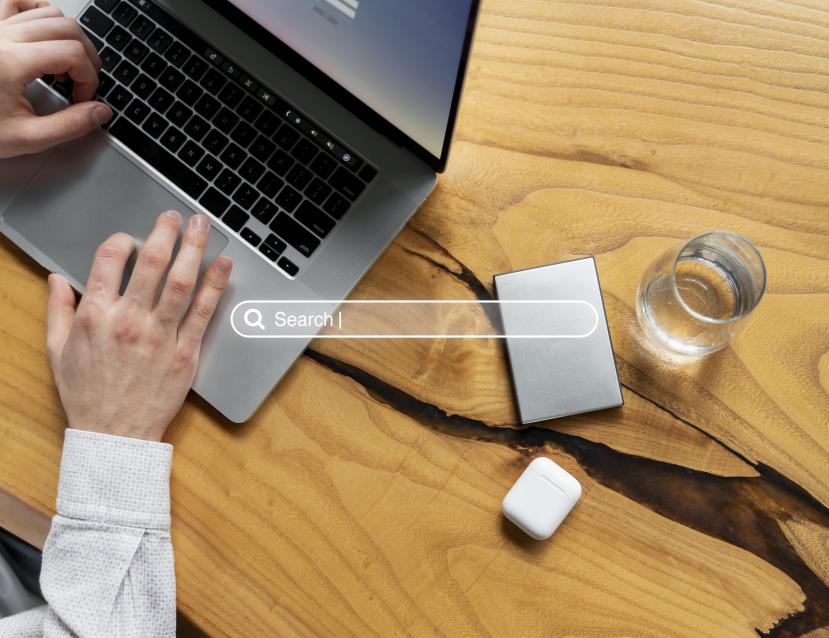 Personne tapant sur le clavier d'un ordinateur portable 