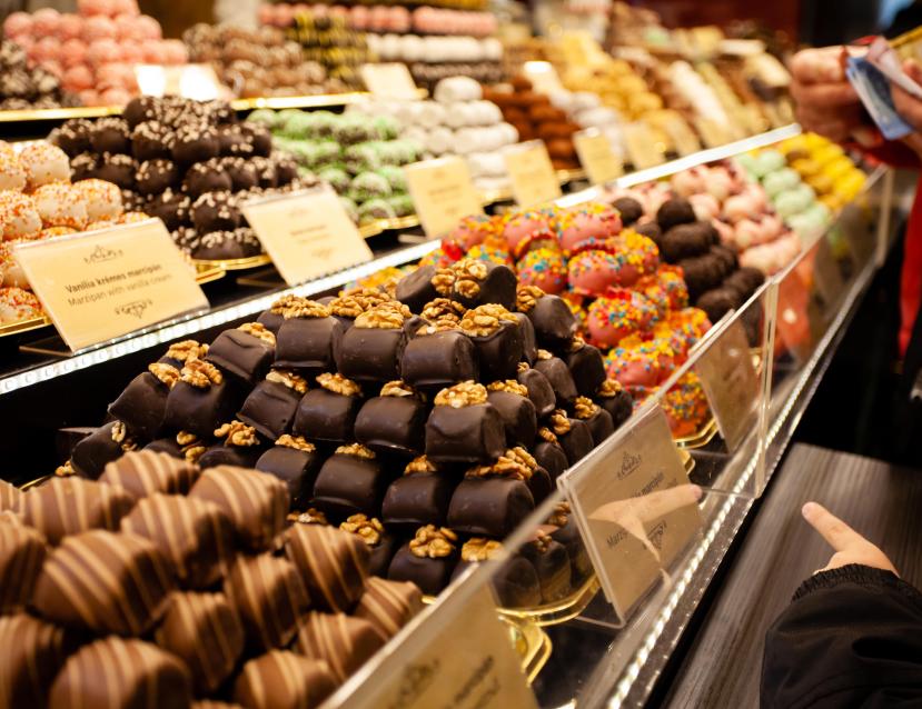 Vitrine de noël composée de gourmandises