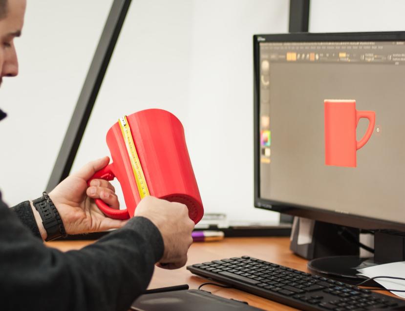 Homme qui crée un tasse en 3D