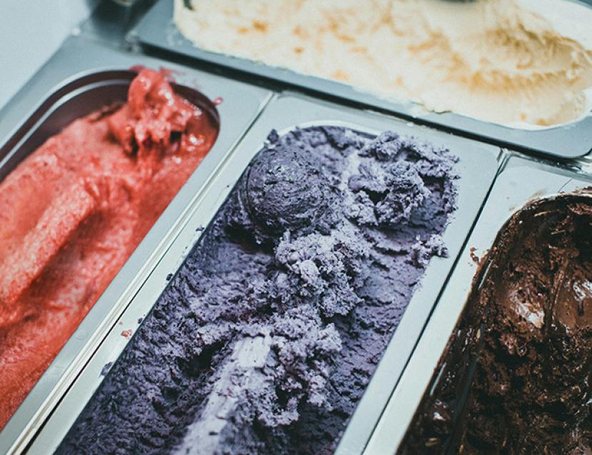 Photo de bacs de glace artisanale fait par un apprenti en CAP Glacier fabricant
