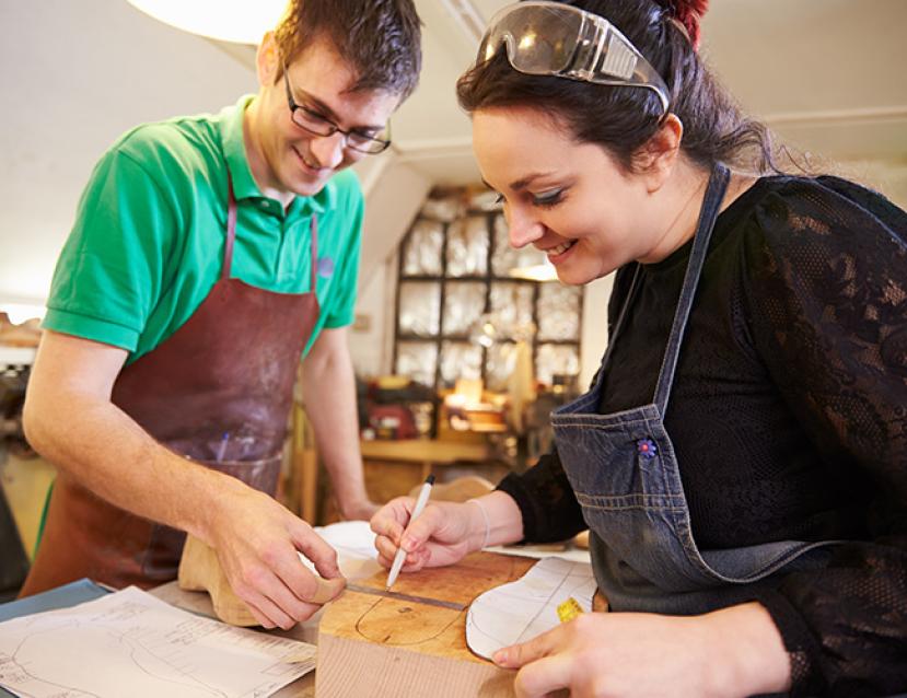 Photo d'artisans travaillant en famille