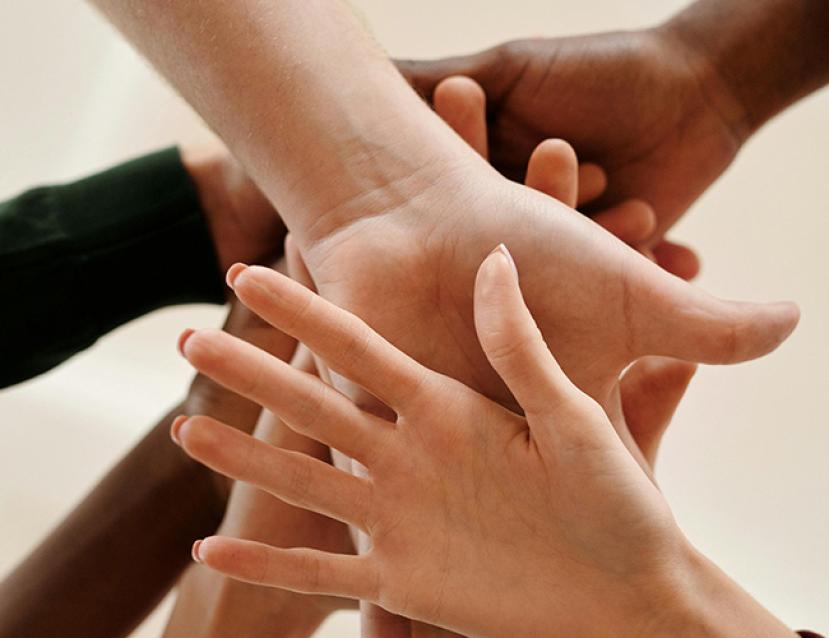 Photo d'un assemblage de mains illustrant la diversité des professions artisanales et l’ancrage territorial de la CMA.
