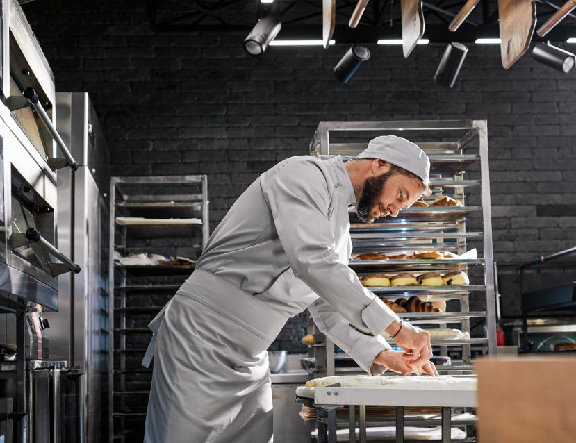 Homme boulanger qui prépare du pain dans son atelier