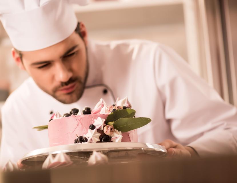 Un pâtissier fait un gâteau rose