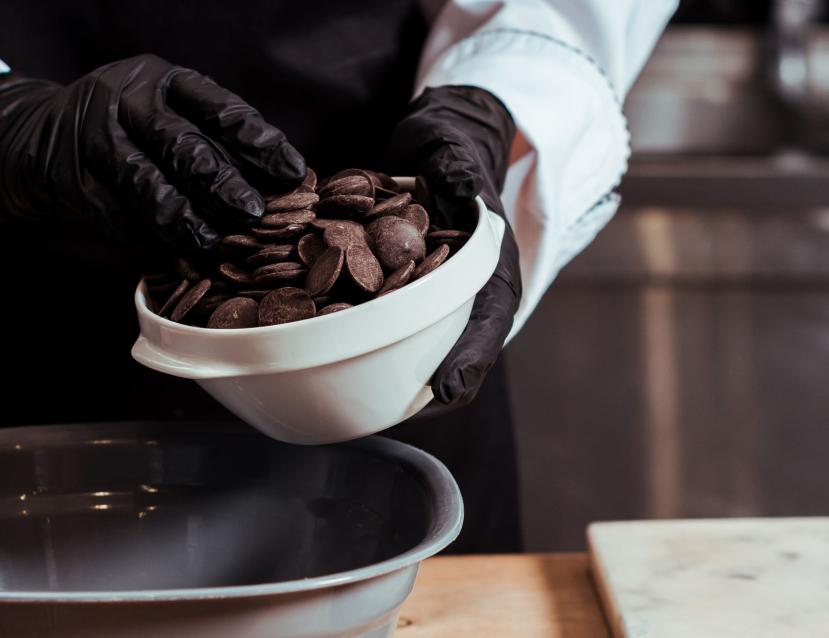 une personne fait des chocolat