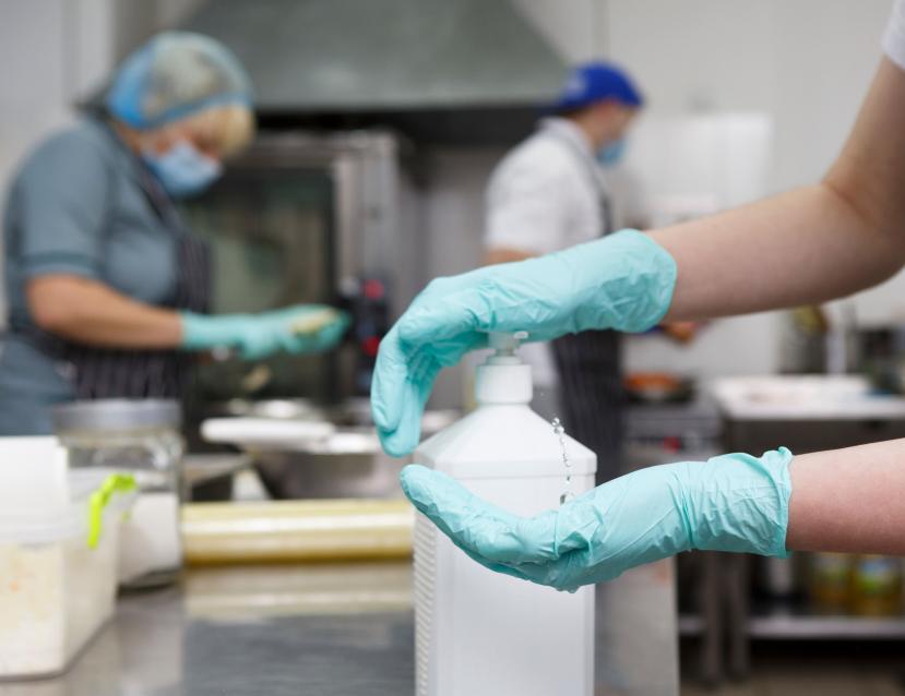 une personne se lave les mains en cuisine