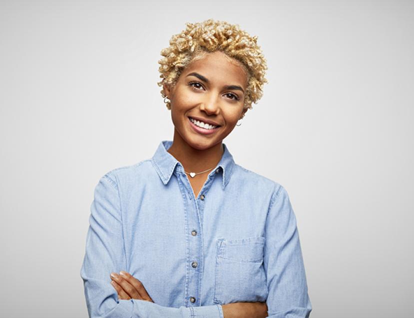 Photo d'une femme pour illustrer le thème des acheteurs commande publique 