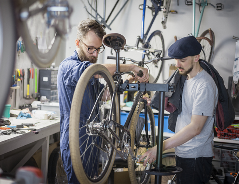 Photos de deux conseillers cycles au travail