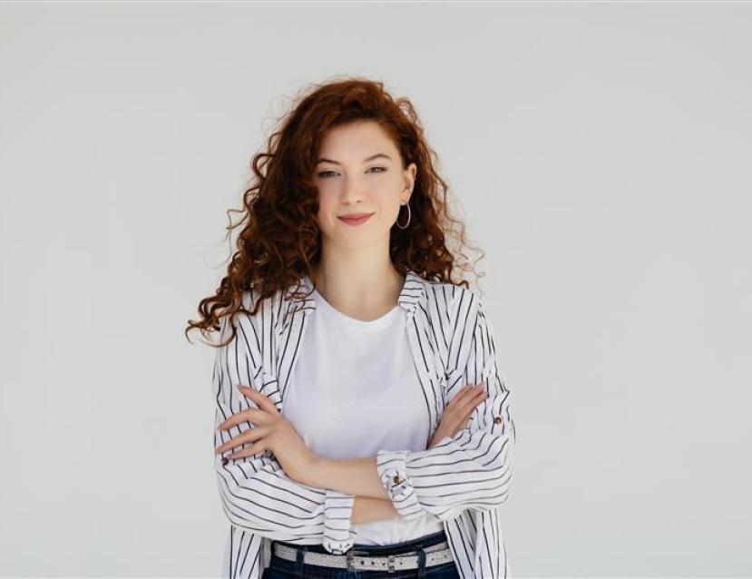 Femme qui sourit et croise les bras