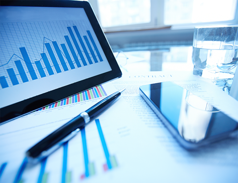 Photo d'un ordinateur avec un diagramme affiché pour illustrer le calcul de la rentabilité
