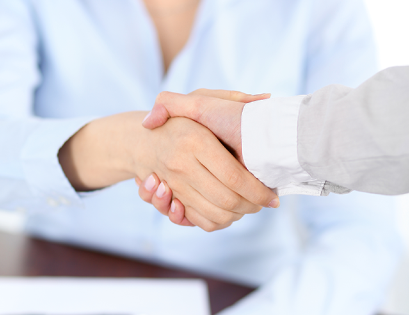 Photo d'une poignée de main en gros plan pour illustrer la gestion RH