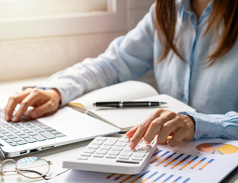 Chef d'entreprise travaillant sur sa comptabilité au bureau