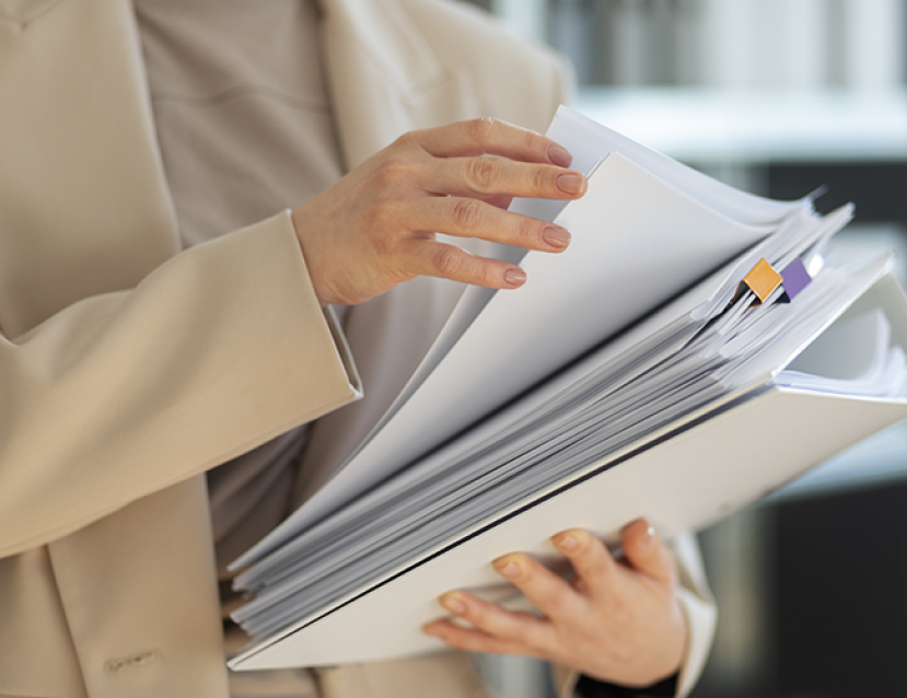 Photo d'un jeune adulte qui organise des documents