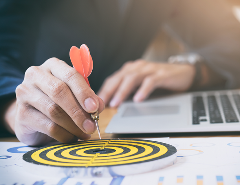 Photo d'une cible et d'un ordinateur pour illustrer une formation en stratégie commerciale