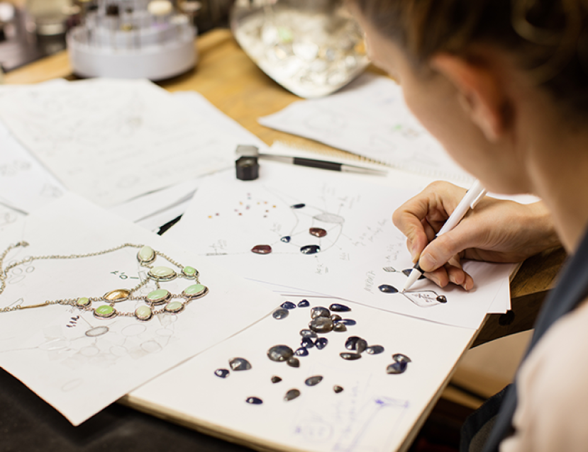Vue en gros plan sur un travail d'esquisse de bijoux d'une apprentie