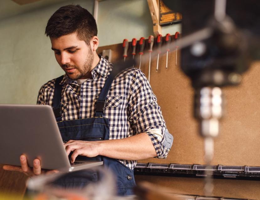artisan avec un ordinateur