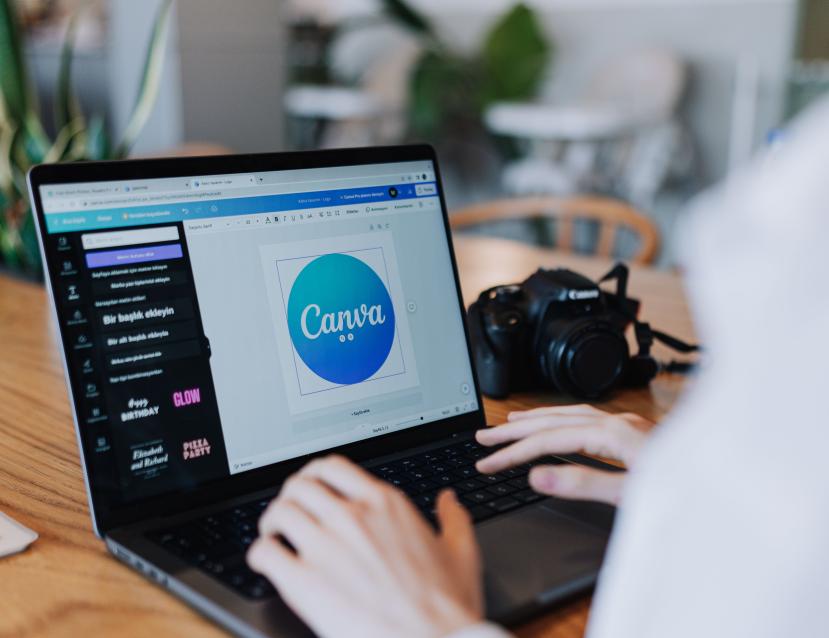 Fille sur ordinateur canva