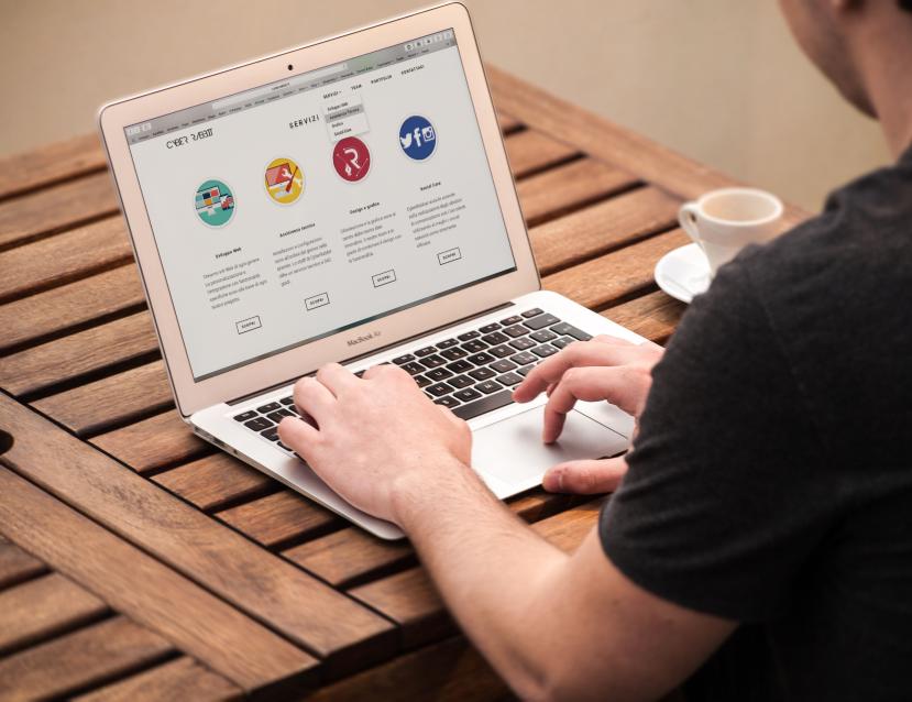 Homme navigant sur un site internet