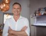 Homme souriant se tenant debout 