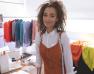 Femme souriante qui se tient dans son atelier 