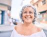 Femme souriante dans la rue 
