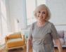 Femme en train de sourire avec un t-shirt gris