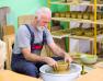 Homme âgé faisant de la poterie 